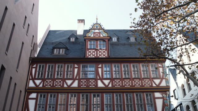 Goldenen-Sie-Waage-Haus-Fassade-in-Altstadt-Frankfurt-am-Main