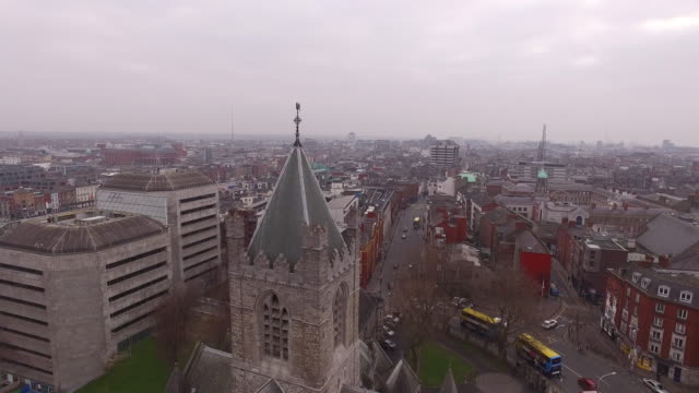Luftbild-Drohne-Schuss-der-Christuskirche,-die-das-Stadtbild-von-Dublin-in-Irland-beginnt