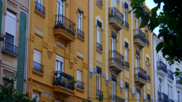 Bellos-edificios-pintorescos-de-la-ciudad-con-un-diseño-nacional-clásico