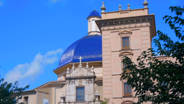 Hermosa-cúpula-azul-y-torres-de-una-antigua-iglesia,-Templo-cerca-del-parque