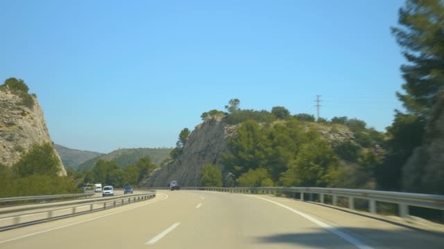 Conduciendo-por-la-carretera-española