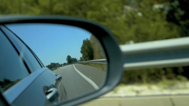 Carretera-española-en-el-espejo-trasero