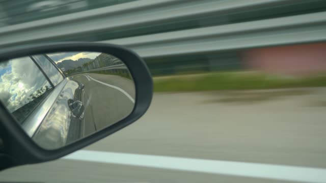 Carretera-española-en-el-espejo-trasero