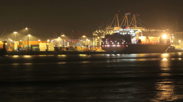 container-terminal-–-harbour-lädt-bei-Nacht