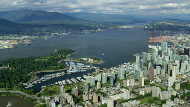 Vista-aérea-de-la-ciudad,-rascacielos-en-el-centro-de-la-ciudad-de-Vancouver-puerto