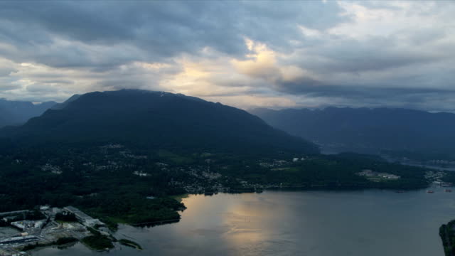 Aerial-Abenddämmerung-view-residential-Pendler-Häuser-North-Vancouver