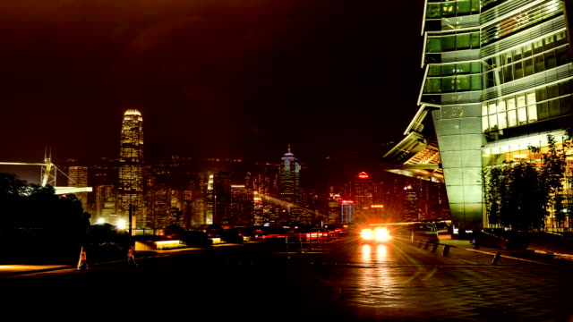 Hong-Kong,-China-Nov---2013,-2014:-El-tráfico-en-las-afueras-del-centro-de-comercio-internacional-de-Kowloon-en-Hong-Kong,-China