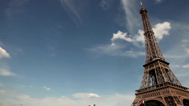Moving-Shot-of-the-Eiffel-Tower,-Paris