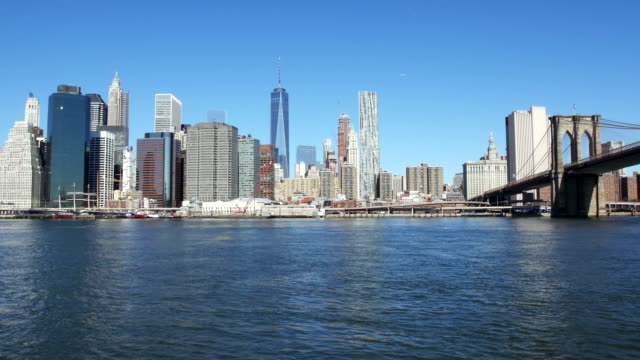 Manhattan-und-Brooklyn-Brücke-über-den-East-River-in-New-York