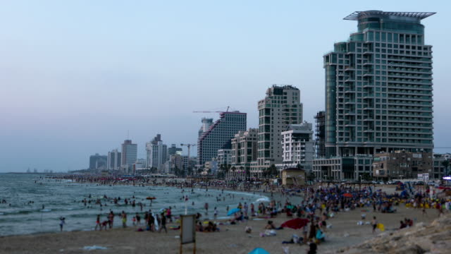 La-playa-de-Tel-Aviv,-Israel-la-ciudad-de-horizonte-de-lapso-de-tiempo-del-atardecer