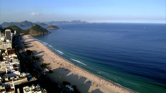 Fliegen-über-den-Strand-Copacabana,-Rio-de-Janeiro,-Brasilien