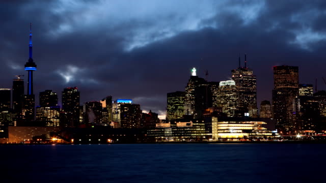 Timelapse-vista-de-los-edificios-de-la-ciudad-de-Toronto,-como-la-noche-falls