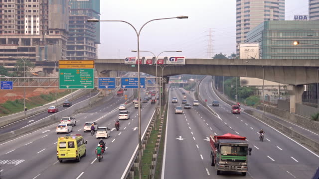 Kuala-Lumpur,-Malasia---19-de-septiembre-de-2015:-4-k-footage-of-road-en-Kuala-Lumpur-al-amanecer.