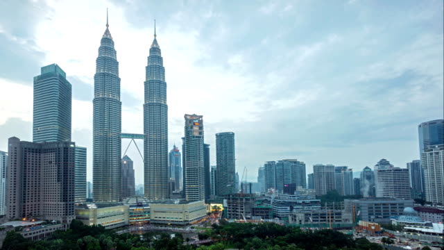 Vídeos-HD-de-lapso-de-tiempo-del-día-a-la-Noche-nublada-hazy-puesta-de-sol-en-el-centro-de-la-ciudad-de-Kuala-Lumpur
