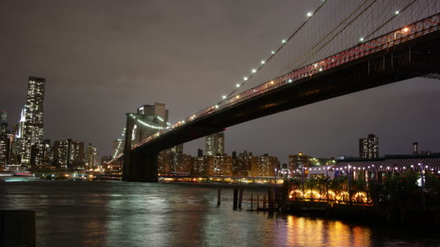 Nachtlicht-Blick-auf-die-brooklyn-bridge-4-k-Zeitraffer-von-nyc