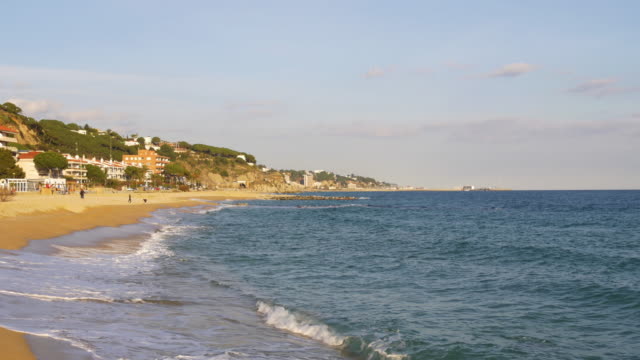 mediterranean-sea-caldes-d'estrac-waves-beach-4k