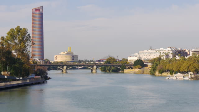 Sevilla-Tageslicht-river-bridge-Wolkenkratzer-4-k-Spanien