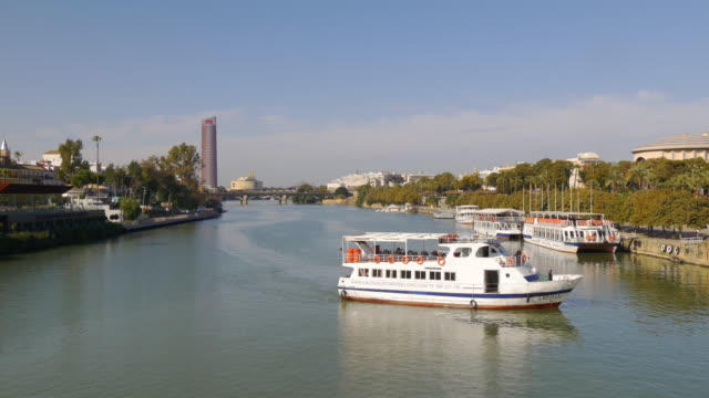 Sevilla-Barcos-por-el-río-tráfico-4-K-España-luz-de-día-soleado-clima