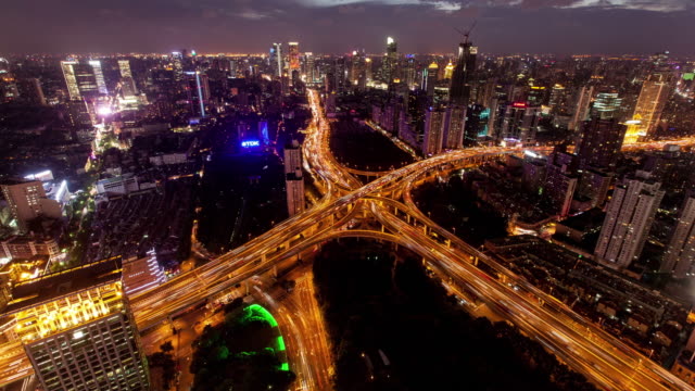 TL,-WS-hora-pico-de-tráfico-en-varias-autopistas-y-flyovers-at-night-Shanghai,-China