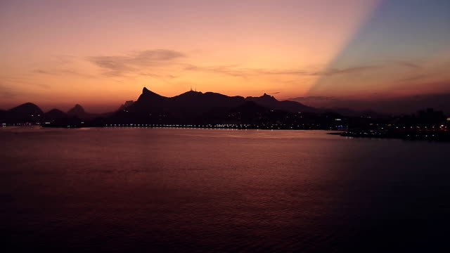 Flying-Flachwinkelansicht-Luftbild-von-Rio-de-Janeiro,-Brasilien-in-der-Dämmerung