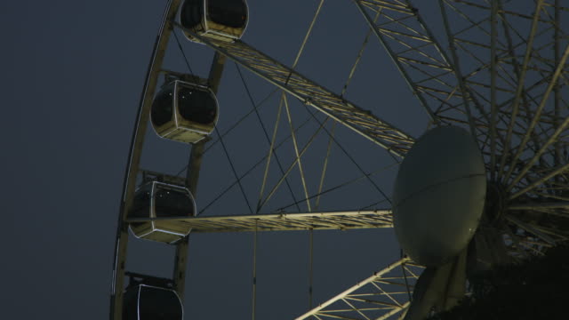 Cerrado-on-shot-of-Ferris-wheel-por-la-noche