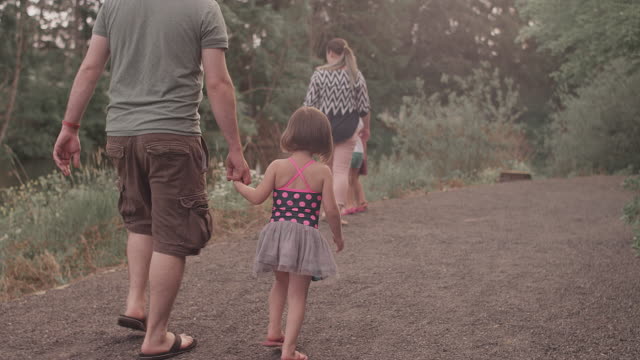 Familia-caminando-por-un-sendero-en-el-parque-de-la-vista-al-agua
