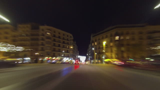 Conducción-a-través-de-las-calles-de-Barcelona-con-Navidad-de-Abela.-lapso-de-tiempo-Sendero-efecto---4-k.-(01