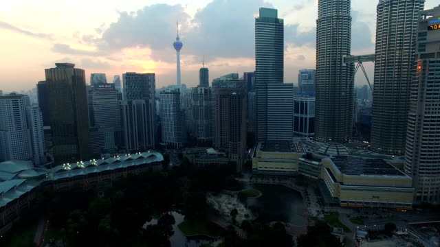 Kuala-Lumpur,-Malaysien-–-Januar-2016-:-Kuala-Lumpur-Stadt-Skyline-Luftbild-bei-Sonnenuntergang