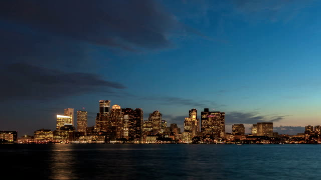 Zeitraffer-Skyline-von-Boston-bei-Nacht