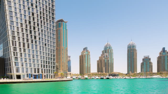 VAE-Sommertag-Dubai-Marina-Cayan-Turm-Panoramablick-4-k-Zeitraffer