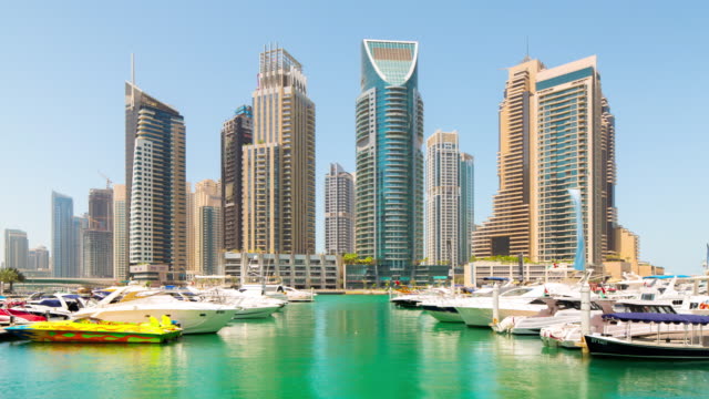 VAE-sonniger-Tag-Dubai-Marina-Stadt-Golf-Yacht-Dock-Panorama-\"-4-k-Zeitraffer