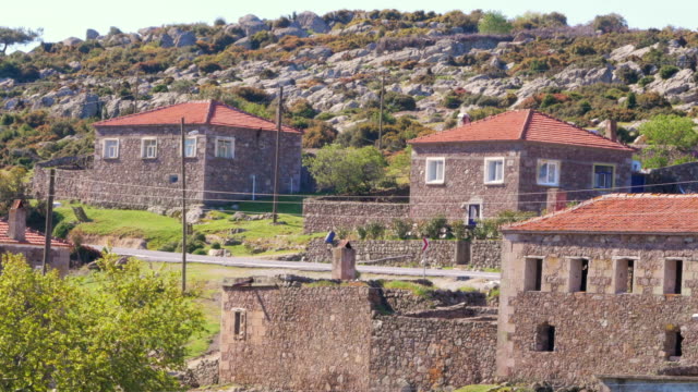 Casas-de-piedra-tradicional-turca-los-pueblos-de-todo-Assos,-Canakkale,-Turquía