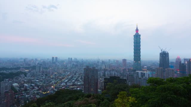 Ciudad-de-Taipei-día-a-la-noche.