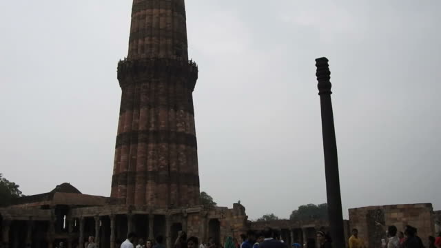 Qutub-Minar-/-Qutb-Minar,-UNESCO-World-Heritage-Site-and-tallest-minaret-in-Delhi,-India