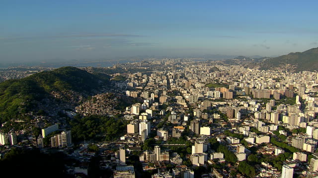 Fliegen-über-den-Bergen,-Rio-De-Janeiro-zu-offenbaren
