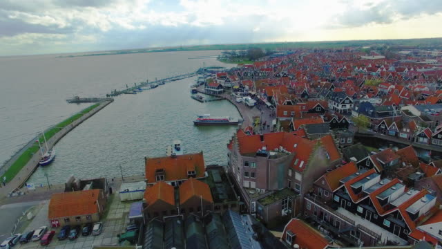 Ciudad-de-Volendam-en-Holanda-del-norte-en-vista-aérea-países-bajos-de-agua-viviendas