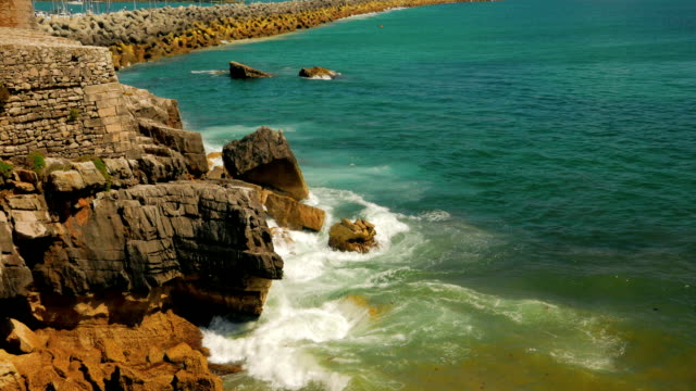 Weitwinkeleinstellung-zeigen-das-Meer,-Steg-und-Küste-von-Peniche,-Portugal