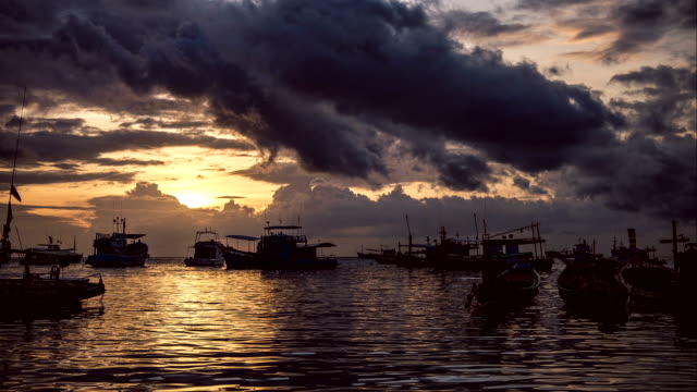 Timelaps-of-Seascape-Fishing-Boat-on-Koh-Tao-Beach-Warm-Light-Sunset-Time,-Many-Clouds-Moving,-Thailand