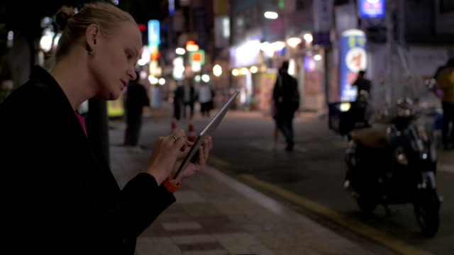Frau-mit-Pad-in-Nacht-Straße-in-Seoul,-Südkorea