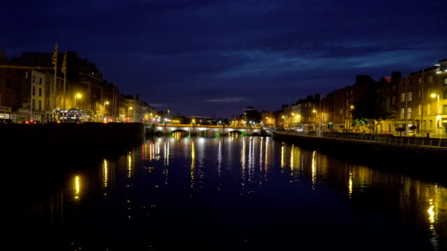 Die-Stadt-Dublin-an-einem-Nightscape-genommen