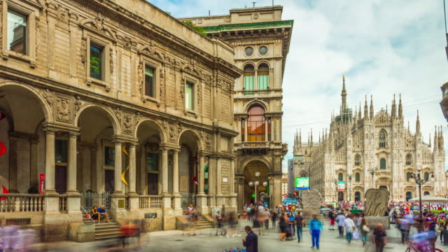 Italia-verano-día-Milán-mercanti-calle-duomo-Catedral-panorama-4k-lapso-de-tiempo