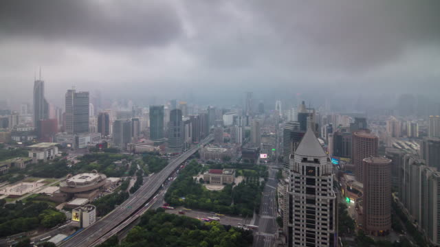 China-Sturm-regnerischen-Himmel-shanghai-Stadtbild-Dach-Top-Panorama-4k-Zeitraffer