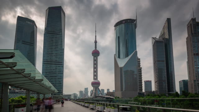 China-shanghai-día-ciudad-centro-de-la-ciudad-edificios-famosos-caminar-panorama-4k-lapso-de-tiempo