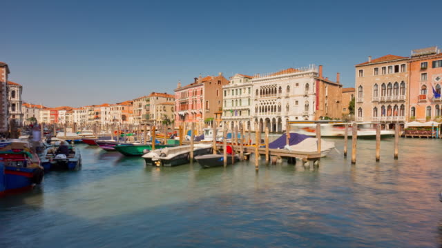 Italia-día-soleado-famosa-Venecia-ciudad-barco-aparcamiento-mercado-Bahía-panorama-4k-lapso-de-tiempo