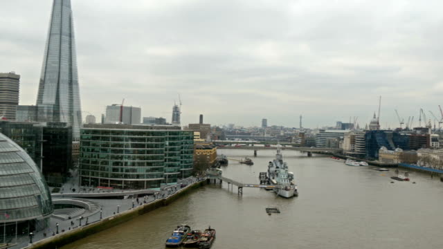 Tall-buildings-alongside-the-Thames-river