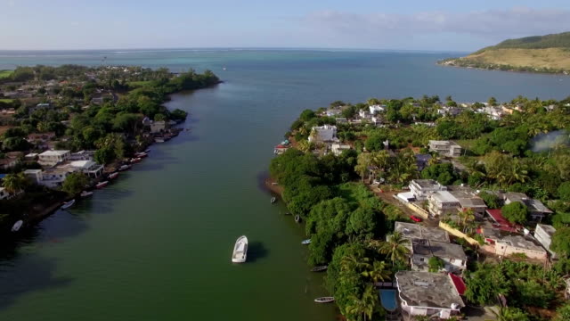 Mauritius-Küstenstadt-und-Fluss-fällt-ins-Meer,-Luftbild