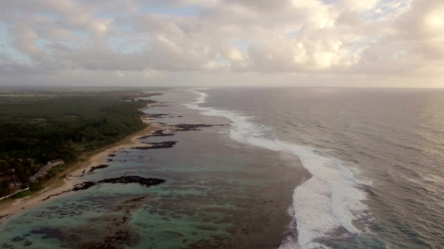 Luftaufnahme-der-Küste-Mauritius-und-Indischer-Ozean