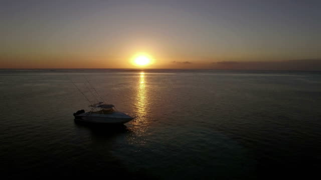 Flug-über-die-Yacht-im-Meer-bei-Sonnenuntergang