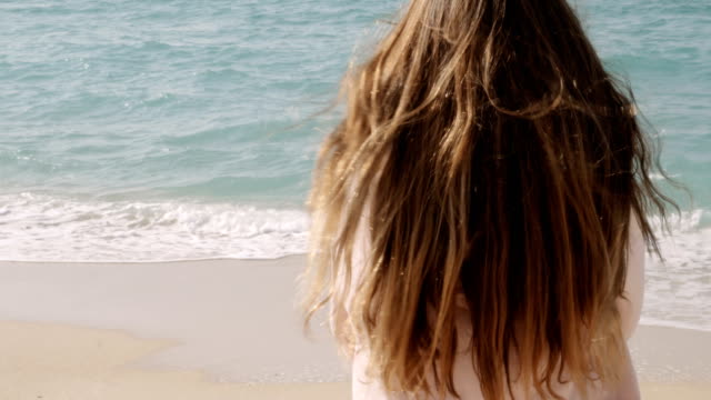 Mädchen-mit-langen-Ingwer-roten-Haaren-genießen-Meereslandschaft.-Meeresbrise-spielt-mit-Haaren.