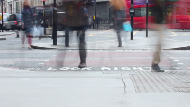 Zeitraffer-Video-an-einem-belebten-Fußgängerüberweg